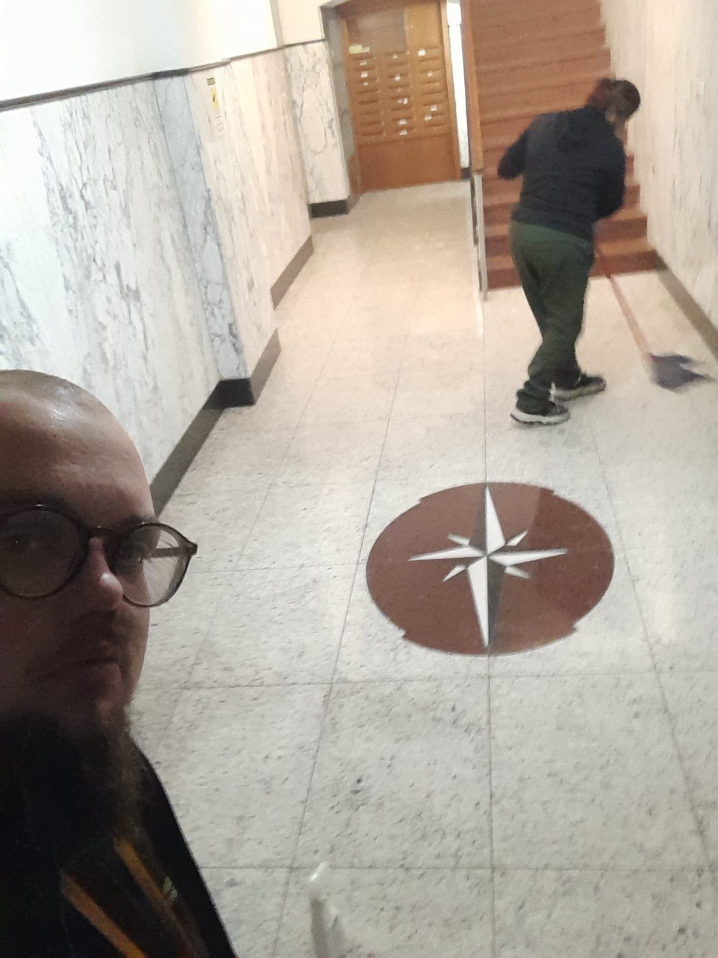 Pulizia androne con pavimento in marmo